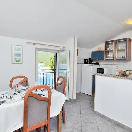 2 Bedroom Awesome In Apartman Rabac